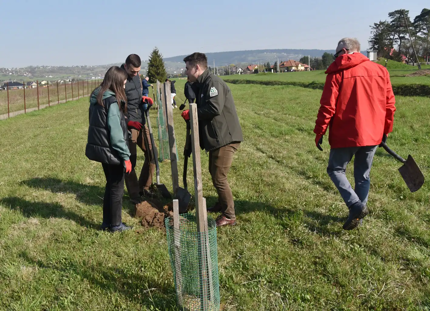 Park się rozrasta. 230 nowych drzewek przy obiektach Sądeckich Wodociągów