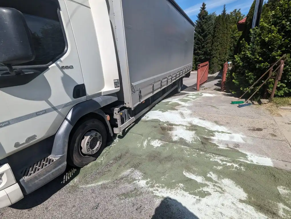 Nowy Sącz: Z uszkodzonego zbiornika paliwa ciężarówki wyciekł olej. Interweniowali strażacy