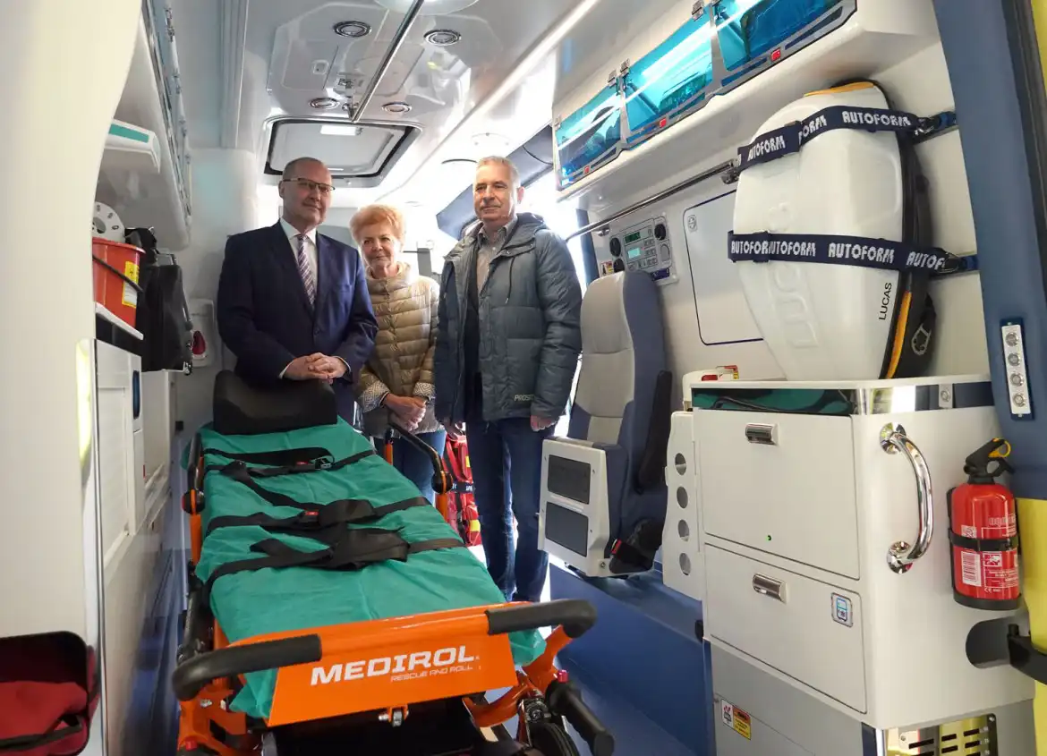 Nowa karetka Sądeckiego Pogotowia Ratunkowego od dziś stacjonuje w Łososinie Dolnej. Dlaczego?