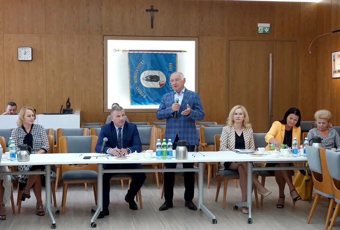 Posiedzenie Powiatowego Zespołu Zarządzania Kryzysowego. Dyskutowano o bezpieczeństwie podczas wakacji