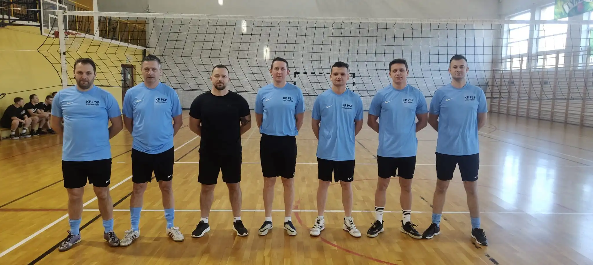 Strażacy w akcji na boisku. Turniej Piłki Siatkowej w Tymbarku