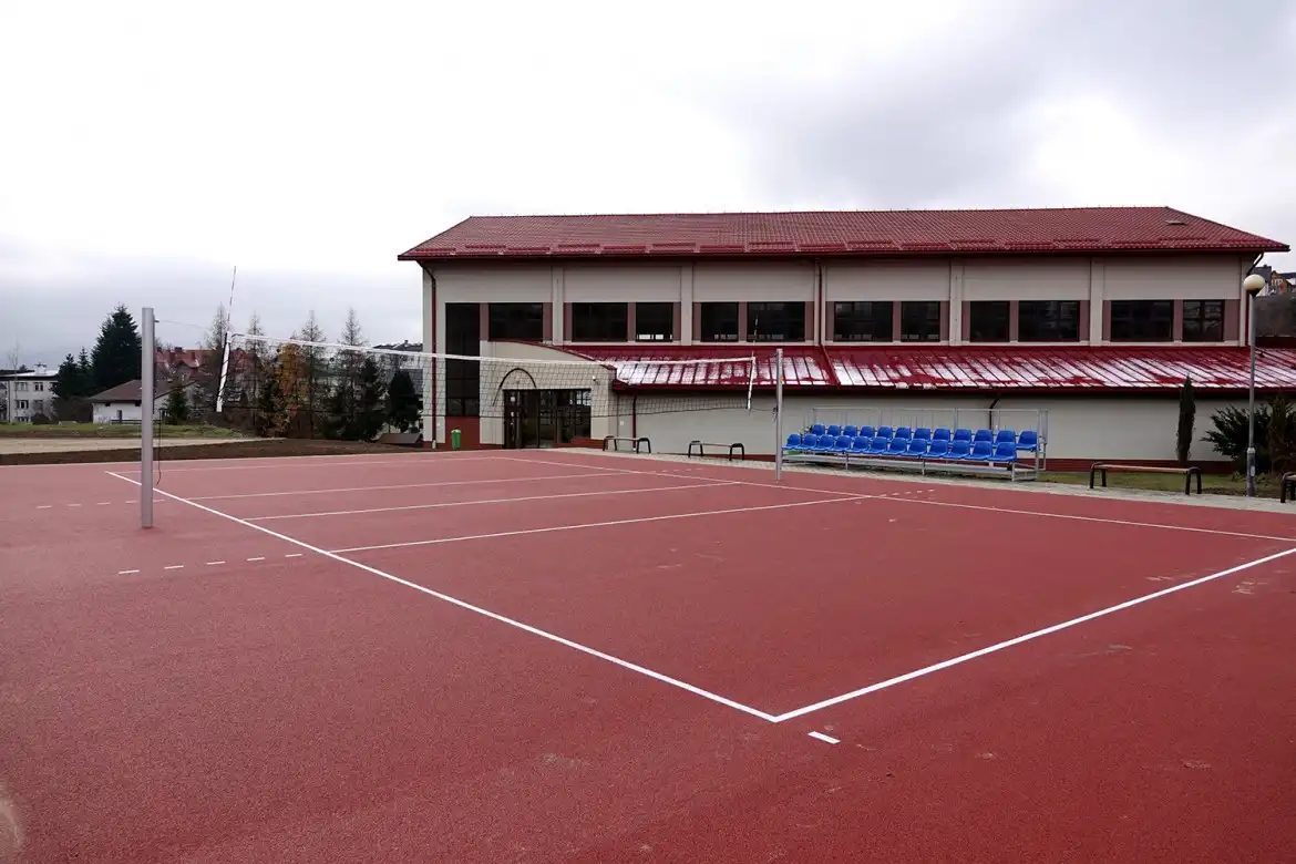 Przy ZSP w Krynicy-Zdroju powstał nowoczesny kompleks boisk i bieżni