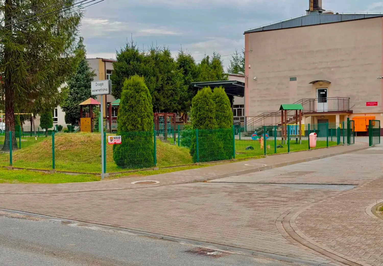 Uczniowie wrócą do szkoły, a przed budynkiem spora zmiana. Prace już zakończone