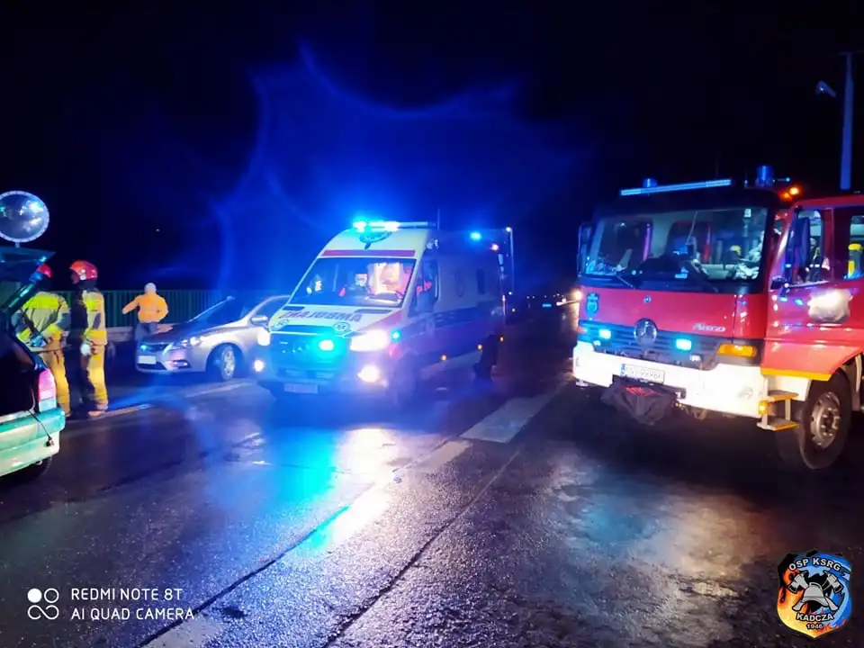 Wypadek w Kadczy. 2 osoby trafiły do szpitala