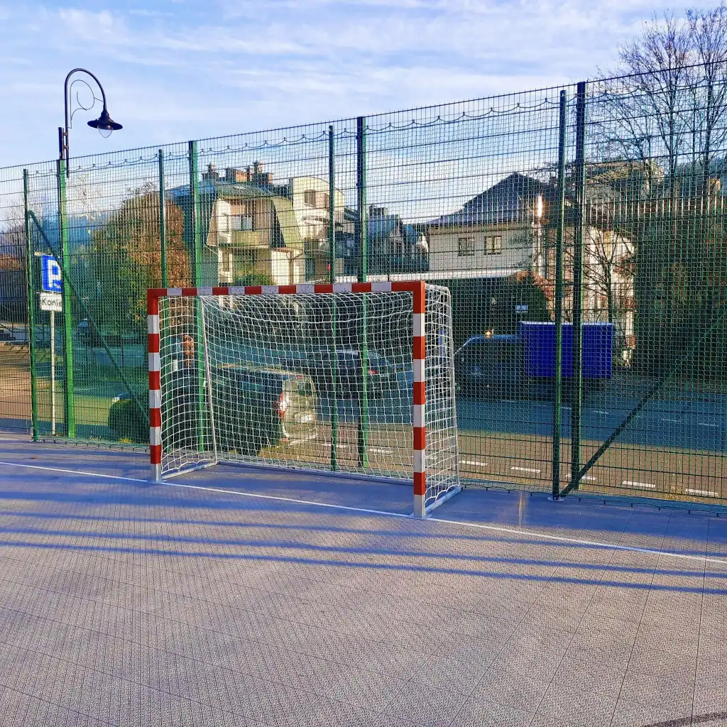 Krynica-Zdrój z nowoczesnym boiskiem. Piłka, koszykówka i siatkówka w jednym miejscu