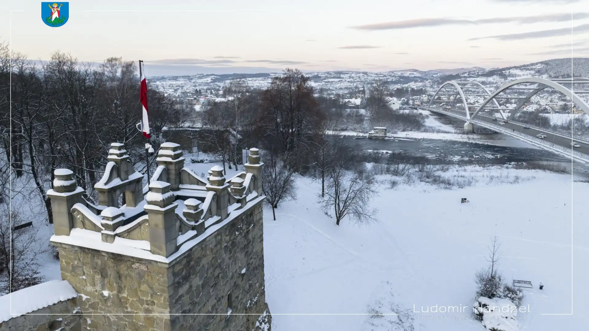 Uroczyste podniesienie flagi przy nowosądeckim Zamku