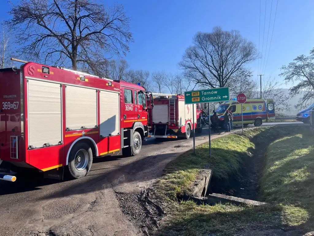 Wypadek drogowy w Siedliskach. Zderzenie dostawczaka z osobówką