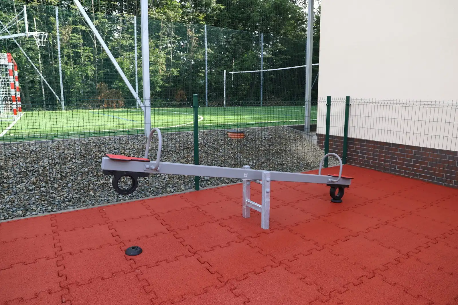 W Bałażówce zmodernizowano boisko. Powstał też nowy plac zabaw