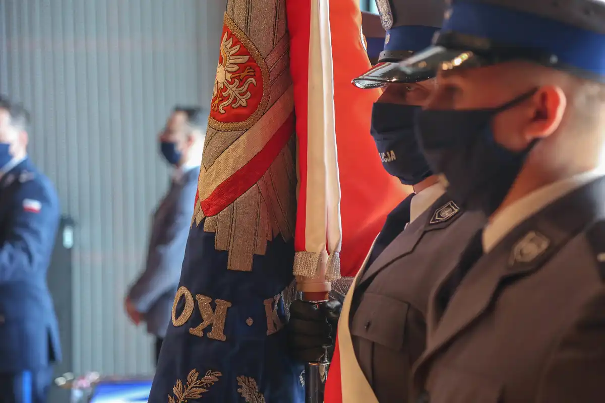 Szeregi małopolskiej Policji zasiliło 49 nowych funkcjonariuszy. Jeden z nich będzie pełnił służbę w Nowym Sączu