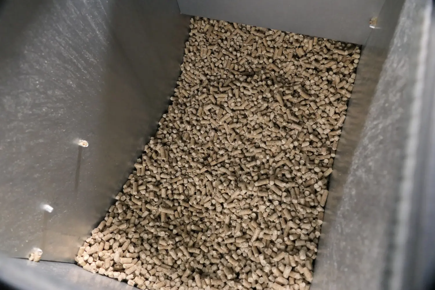Masz piec na pellet? Przed zimą może być drogo. UOKiK wyjaśnia, skąd biorą się podwyżki