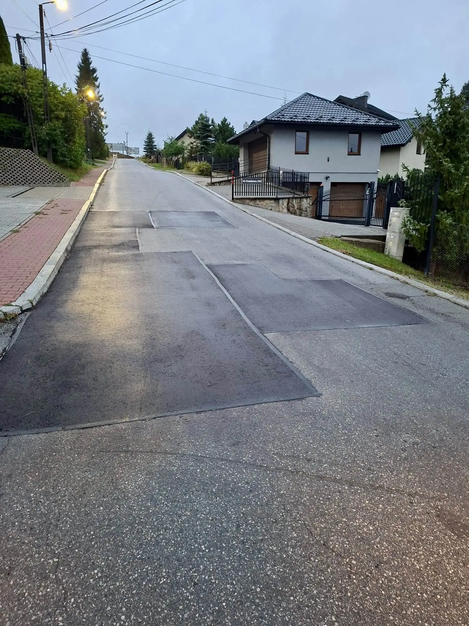 Dziury i pęknięcia znikają z ulic. Dużo prac drogowych w gminie Krynica-Zdrój