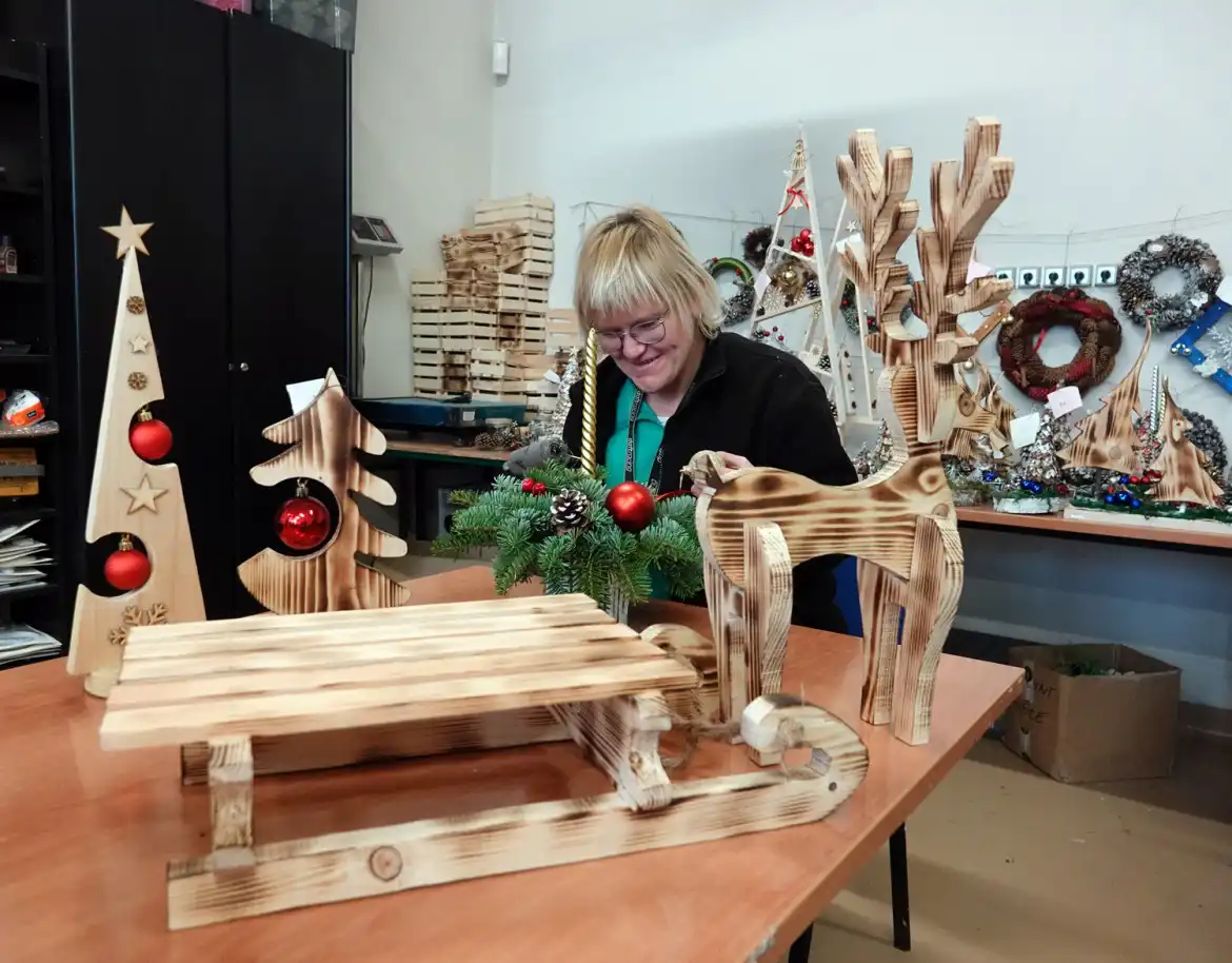 ZAZ w Nawojowej: Niepełnosprawni tworzą świąteczne dekoracje – przyjdź i kup