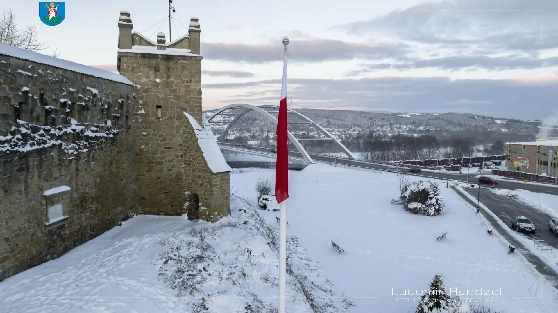 Uroczyste podniesienie flagi przy nowosądeckim Zamku