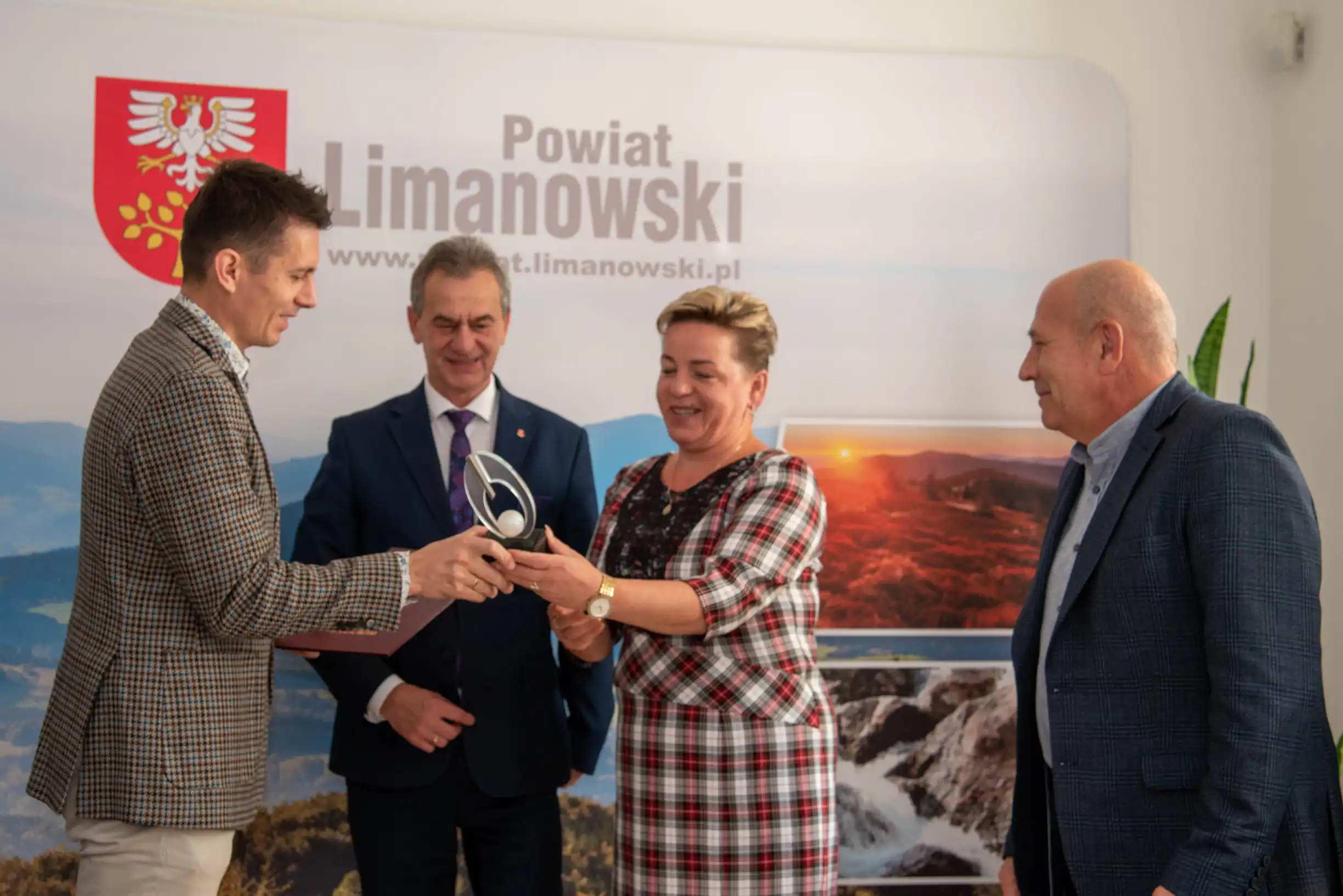 Statuetka „Turystycznej Perły Powiatu Limanowskiego” wręczona