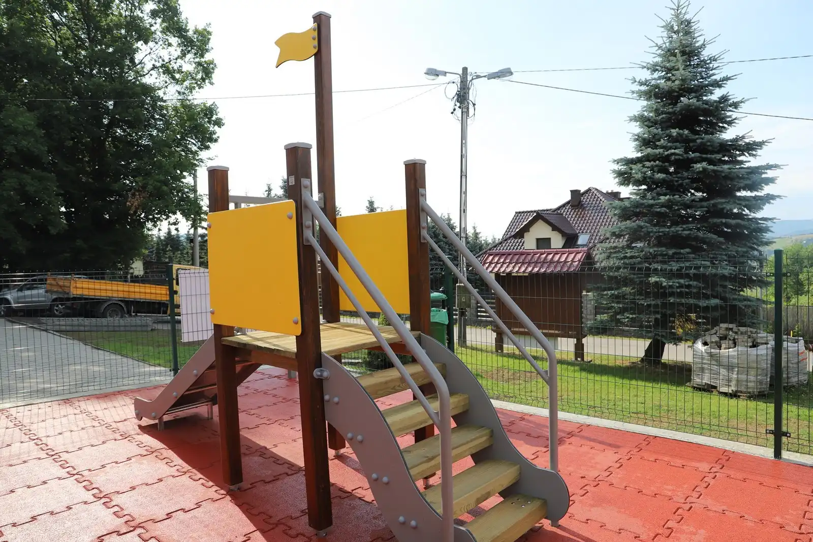 W Bałażówce zmodernizowano boisko. Powstał też nowy plac zabaw