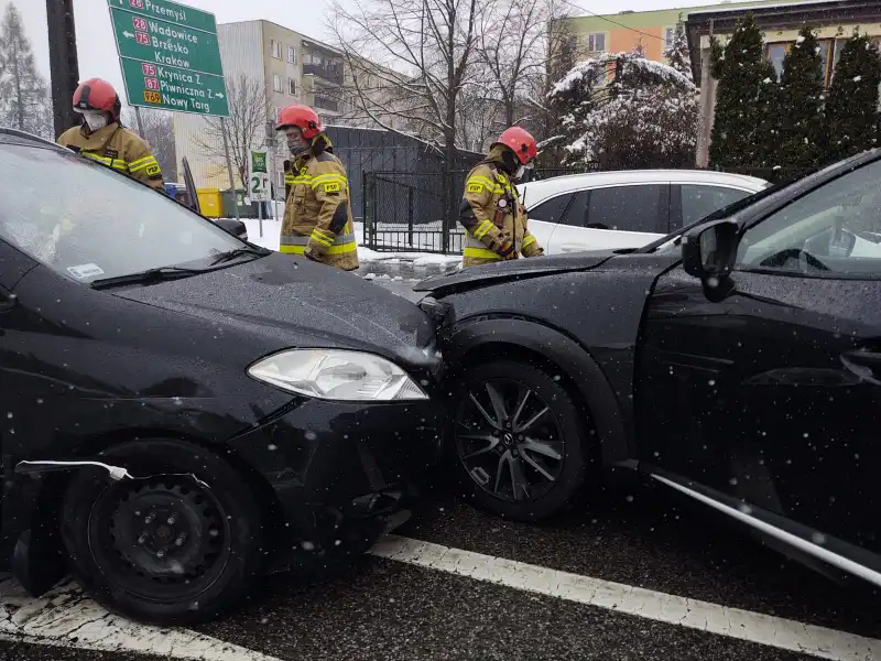 Nowy Sącz: Kraksa na ul. Lwowskiej. Jedna osoba trafiła do szpitala