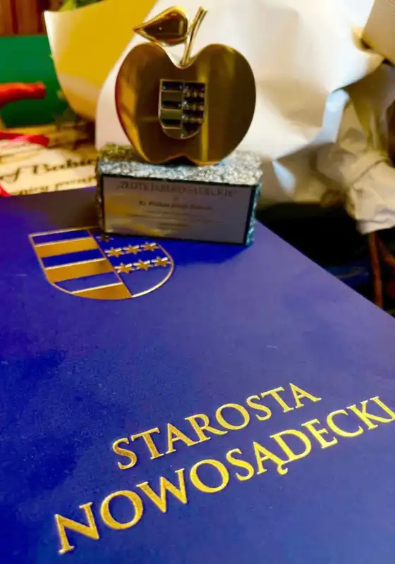 Złote Jabłko i gratulacje dla księdza prałata Józefa Babicza z okazji 50-lecia kapłaństwa