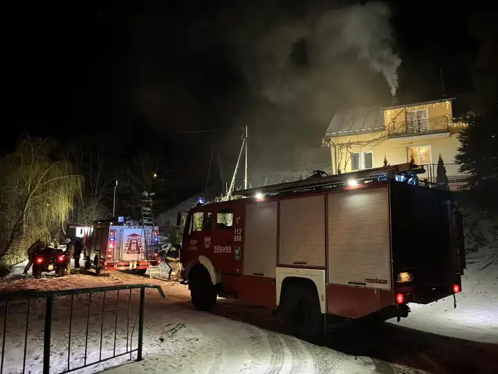 Strażacy interweniowali w Brzynie. Zapaliła się sadza w kominie