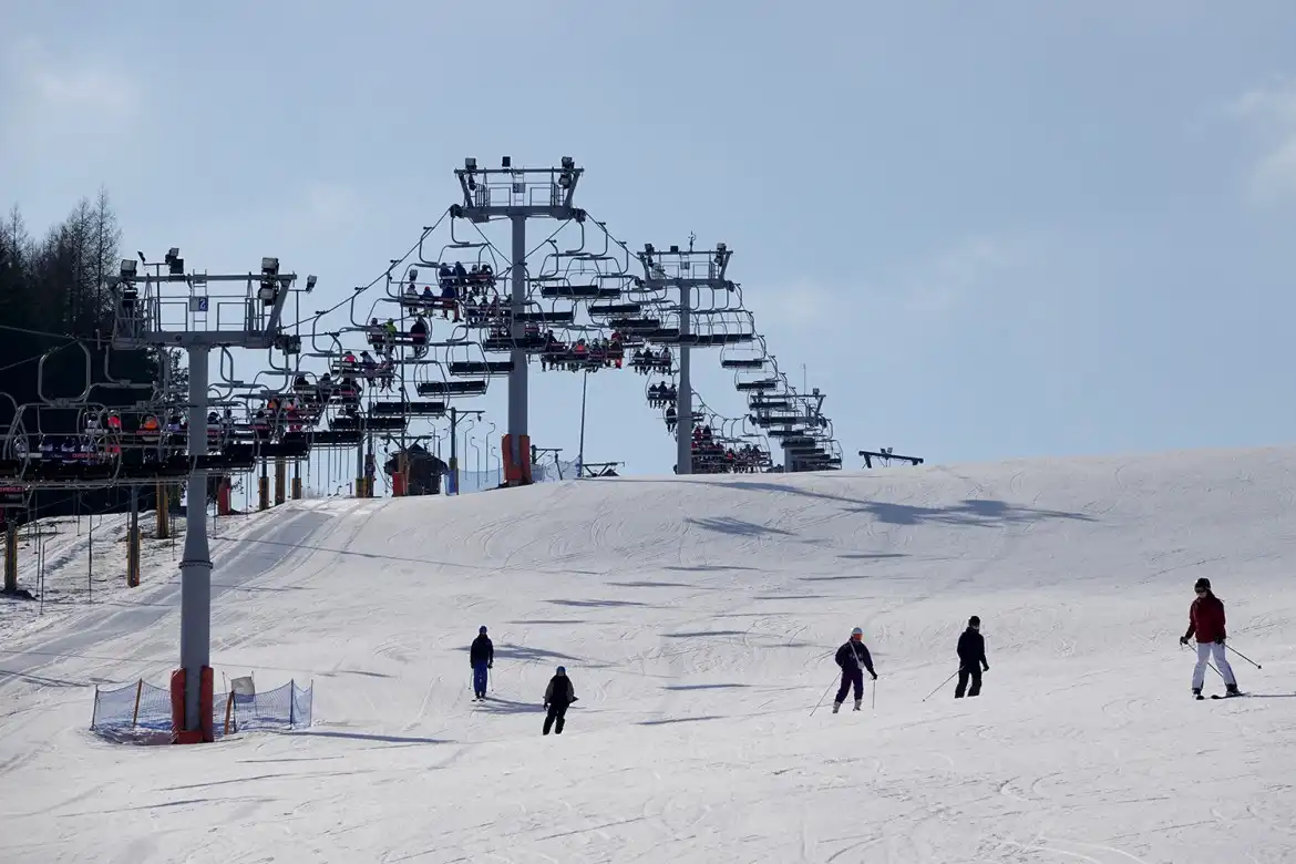 Zawody w narciarstwie alpejskim w Tyliczu. Na stok wyruszyło aż 200 zawodników