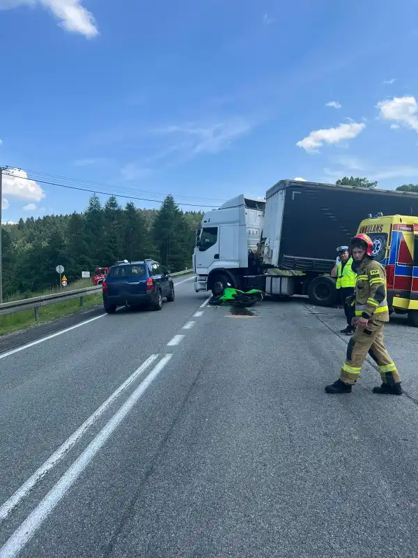 Wypadek w Krzyżówce. Ciężarówka zderzyła się z motocyklem. Jedna osoba trafiła do szpitala