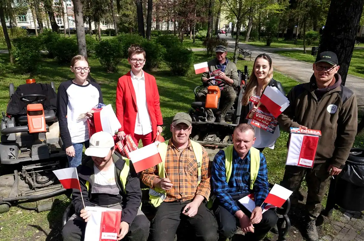 Rozdawali Flagi na święto Flagi