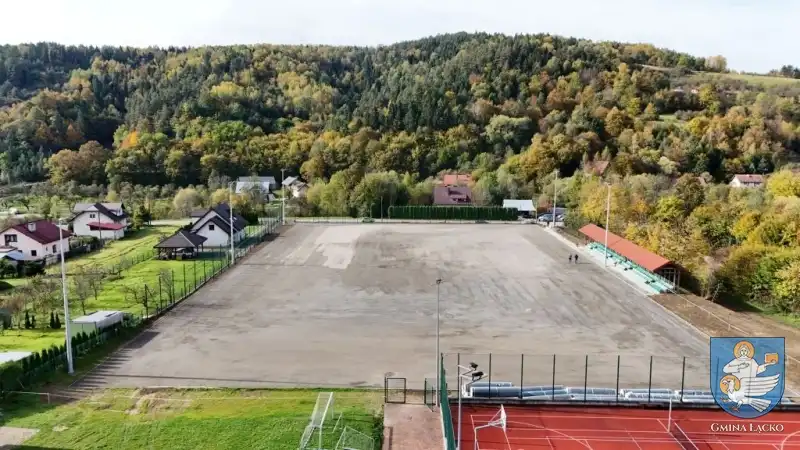 Dobiegają końca prace związane z modernizacją lokalnego boiska piłkarskiego “Zyndram” w Łącku