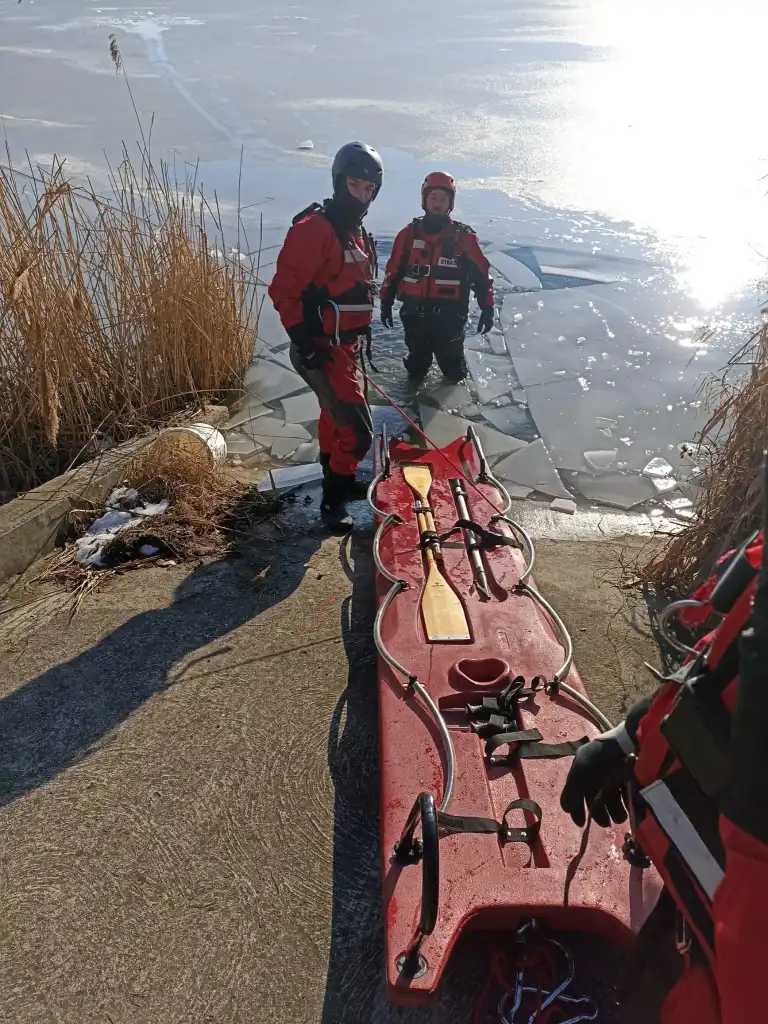 Szkolenie strażaków na lodzie. Ratownictwo w trudnych warunkach