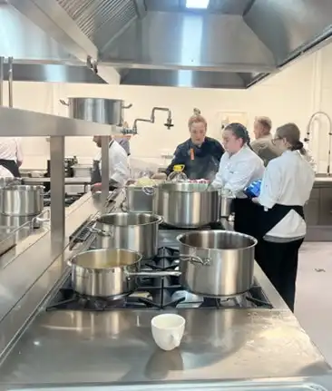 Uczniowie ZSP w Nawojowej wzięli udział w akcji charytatywnej Kucharze Pomagają