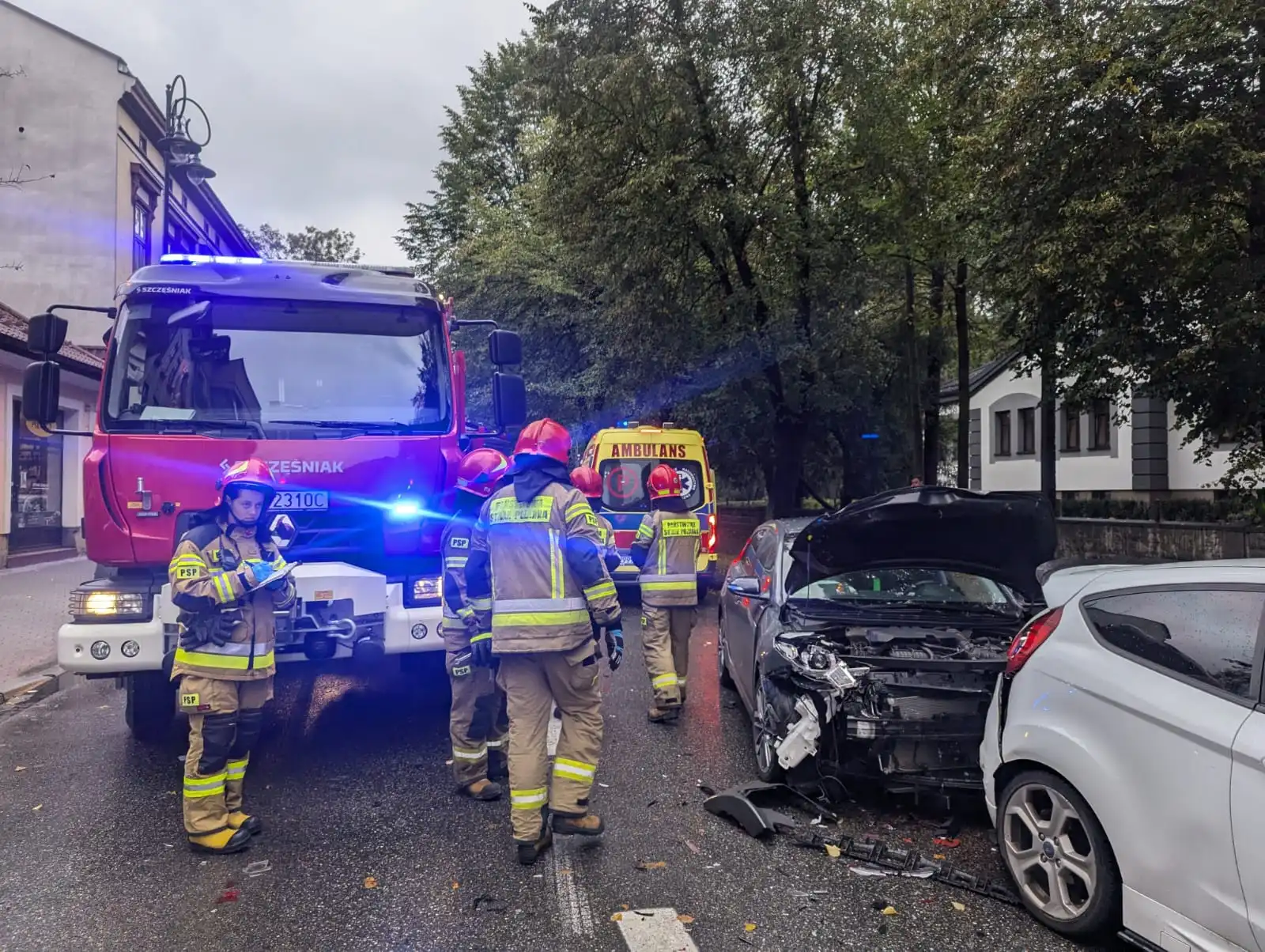Wypadek na Jagiellońskiej. Cztery auta, dwie osoby ranne, całkowita blokada drogi