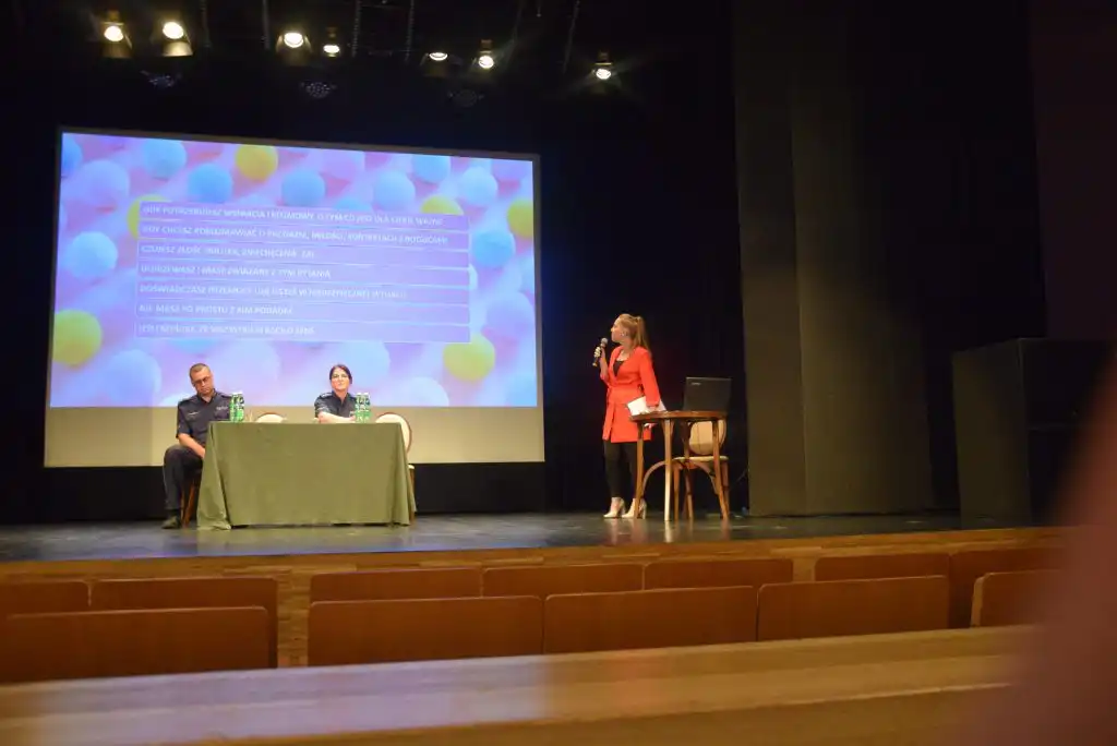 W Starym Sączu policjanci rozmawiali z uczniami o bezpiecznych wakacjach