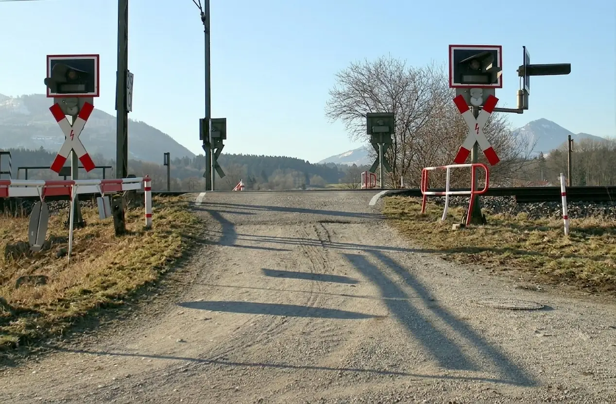 Ważne dla kierowców. Dziś utrudnienia na przejeździe kolejowym w Tymbarku