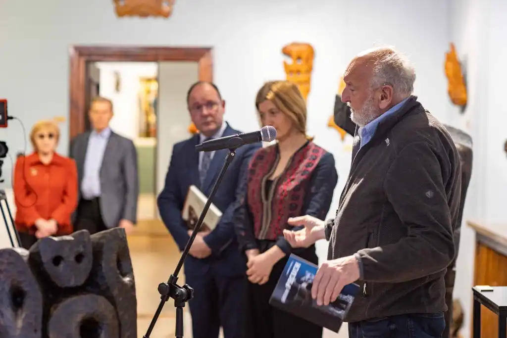 „Powrót do siebie”. Rzeźby Grzegorza Pecucha w Domu Gotyckim