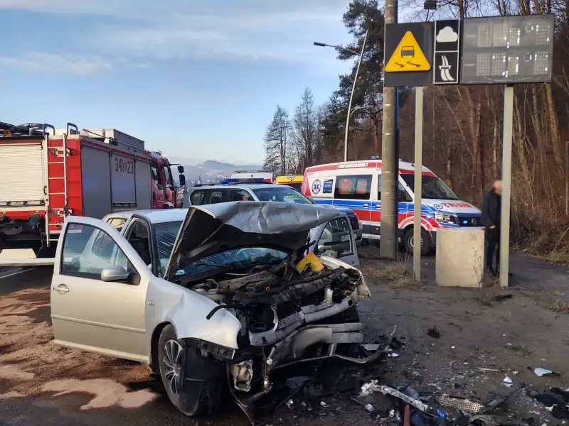 Wypadek w Nowym Sączu. Cztery osoby poszkodowane
