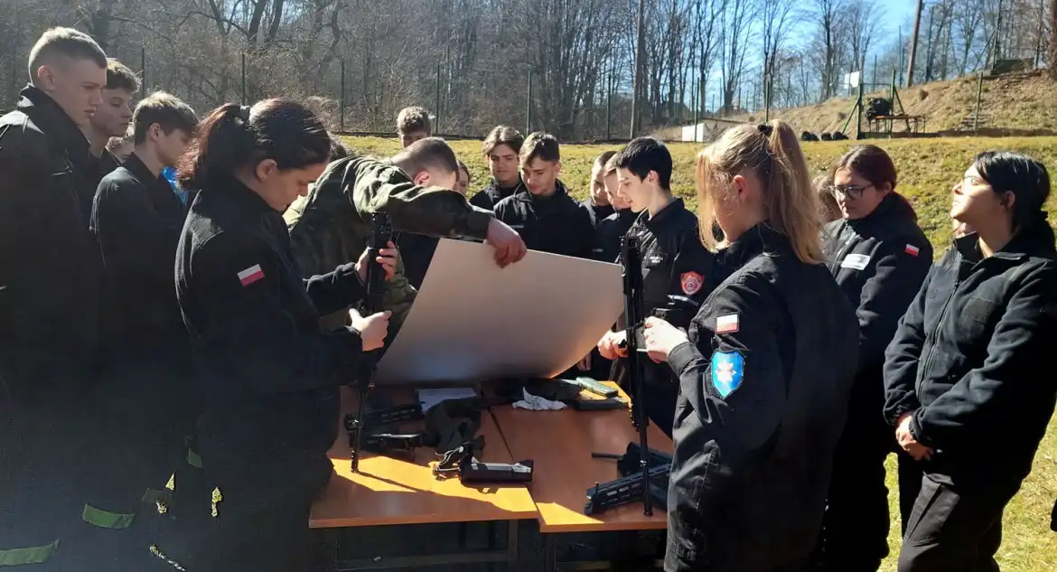 Uczniowie ZS w Marcinkowicach uczestniczyli w zajęciach szkoleniowych z żołnierzami 11 MBOT z Krakowa