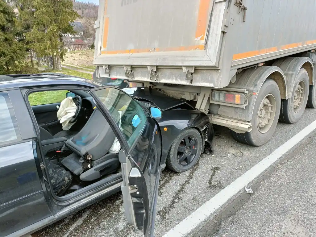 Wypadek w Mszalnicy. Ciężarówka zderzyła się z osobówką. Jedna osoba trafiła do szpitala