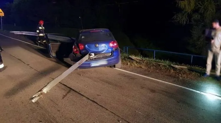 Dramatyczny wypadek w Mochnaczce Niżnej - samochód osobowy wypadł z drogi 