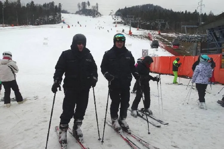 Policjanci z nowosądeckiej komendy pełnią służbę na nartach
