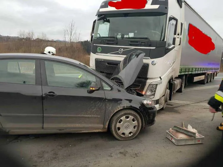 Zdarzenie ciężarówki z osobówką