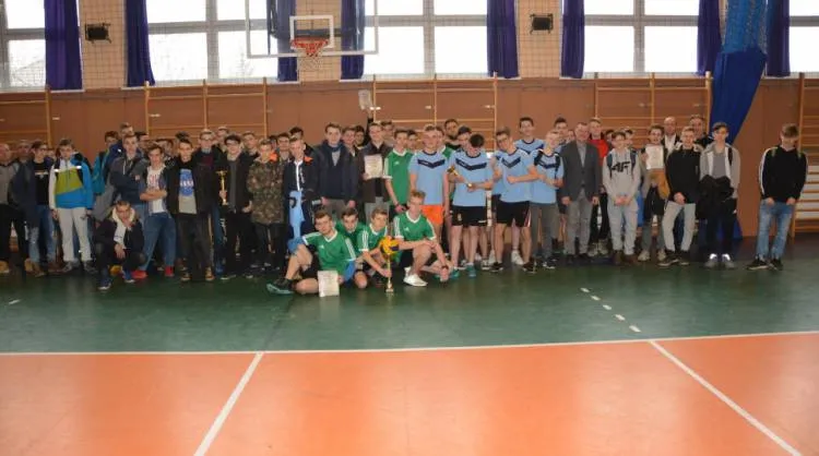 Chłopcy z Gimnazjum w Chełmcu zwycięzcami Mistrzostw w piłce siatkowej