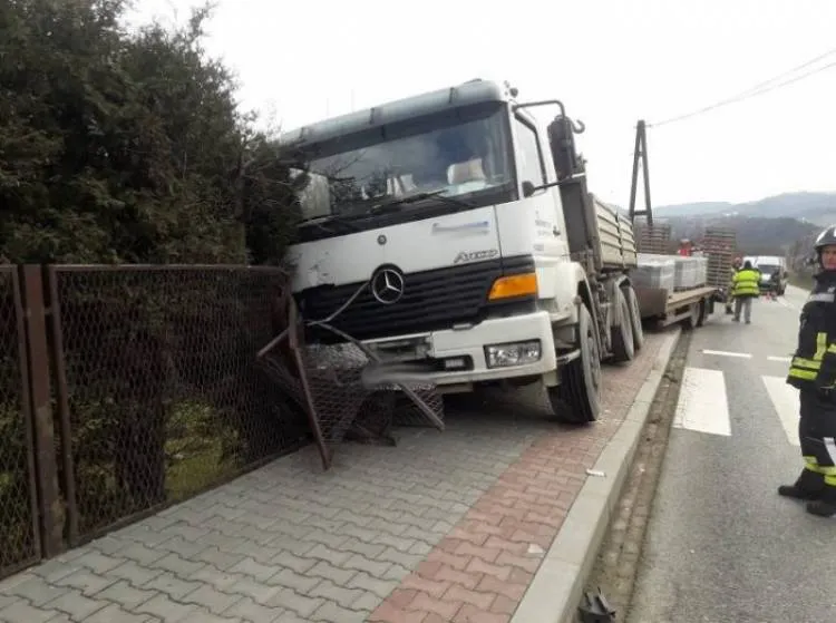 W Barcicach ciężarówka uderzyła w ogrodzenie posesji