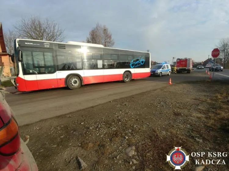 zderzenie autobusu i samochodu osobowego w Kadczy