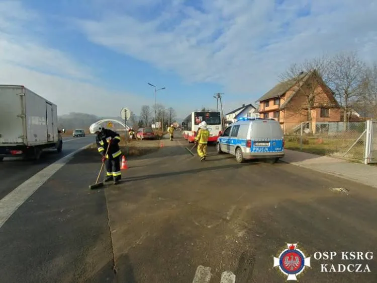 zderzenie autobusu i samochodu osobowego w Kadczy