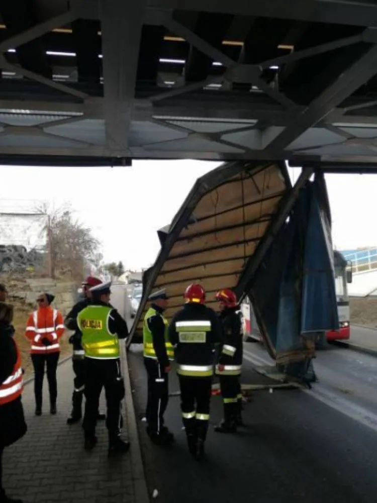 ciężarówka utknęła pod wiaduktem na kolejowej