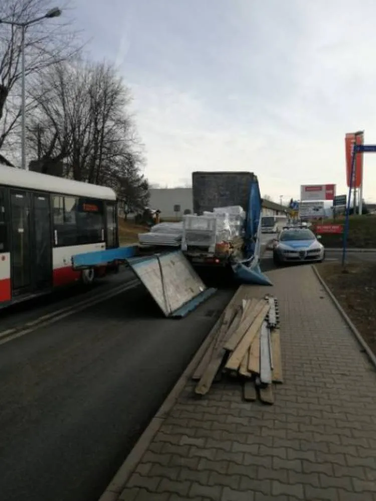 ciężarówka utknęła pod wiaduktem na kolejowej