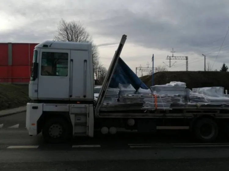 ciężarówka utknęła pod wiaduktem na kolejowej