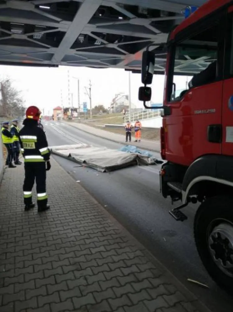 ciężarówka utknęła pod wiaduktem na kolejowej