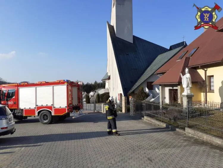pożar tuji koło plebanii Kąclowa