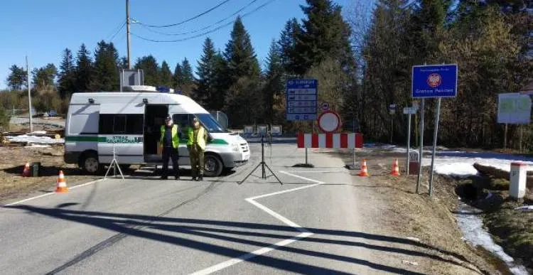 Funkcjonariusze pilnują bezpieczeństwa na przejściach granicznych
