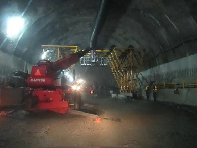  Skomielna Biała : Trwają prace przy budowie tunelu z zaleceniami dotyczącymi koronawirusa