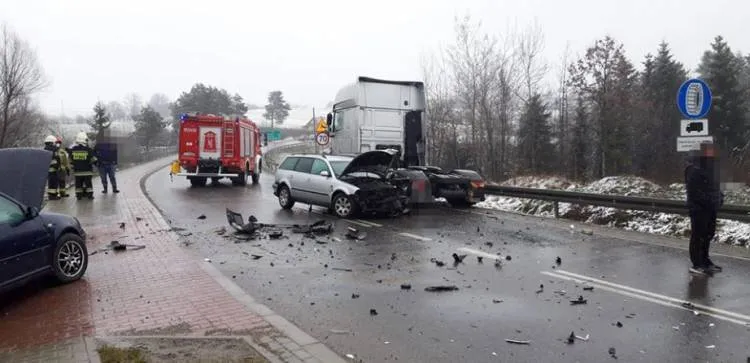 Zderzenie dwóch osobówek i ciężarówki w Kasinie Wielkiej